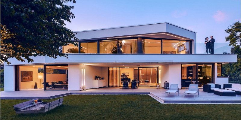 Architektonisches Wohnhaus mit stimmungsvoller Außen- und Innenbeleuchtung