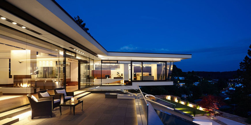Moderne Innenarchitektur mit präzise gesetztem Licht